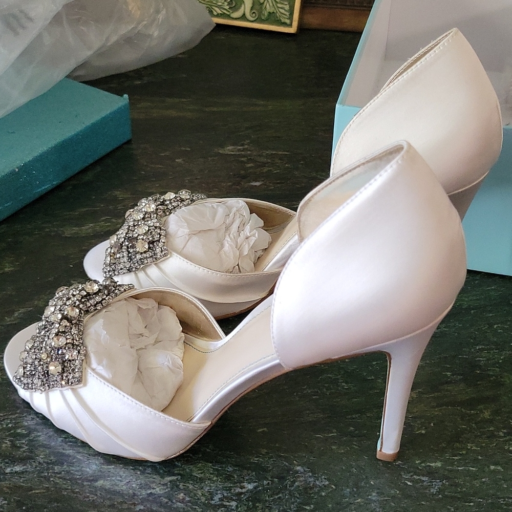Blue by Betsey Johnson Heels. New. It's never used, perfect condition.